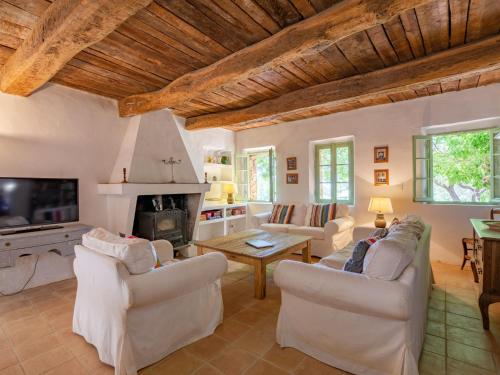 Elle comprend un salon doté d'un mobilier blanc et d'une cheminée. dans l'établissement Holiday Home Les Glycines by Interhome, à La Garde-Freinet