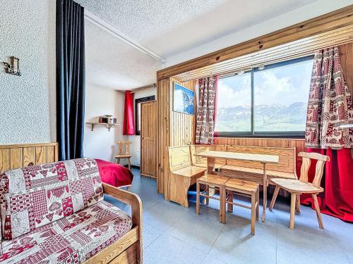 - une chambre avec un bureau, une table et une fenêtre dans l'établissement Apartment Vanoise B 752 by Interhome, à Val Thorens