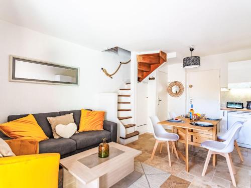 un salon avec un canapé et une table dans l'établissement Holiday Home Le Hameau de Gassin by Interhome, à Gassin