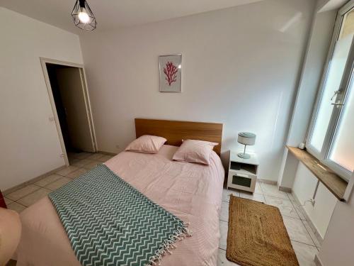 une chambre avec un grand lit dans une pièce dans l'établissement Appartement cœur de village !, à La Londe-les-Maures