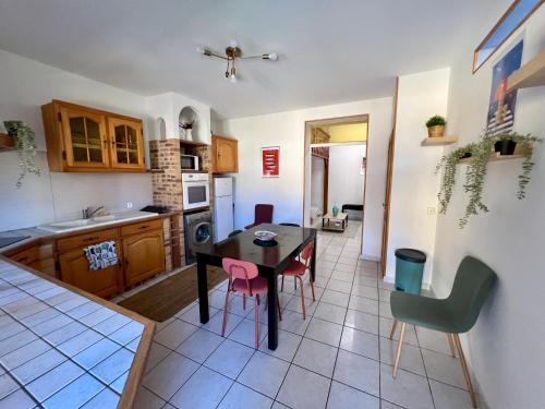 une cuisine et une salle à manger avec une table et des chaises dans l'établissement Appartement cœur de village !, à La Londe-les-Maures