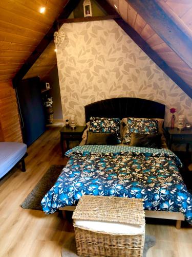 une chambre avec un lit avec une couette bleue dans l'établissement Le TY VIAN, à Gommenec'h