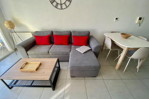 un salon avec un canapé et une table dans l'établissement Modern T2 of 45 m in Montpellier, à Montpellier