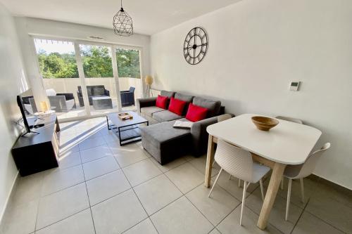 un salon avec un canapé et une table dans l'établissement Modern T2 of 45 m in Montpellier, à Montpellier