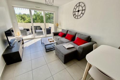 - un salon avec un canapé et des oreillers rouges dans l'établissement Modern T2 of 45 m in Montpellier, à Montpellier
