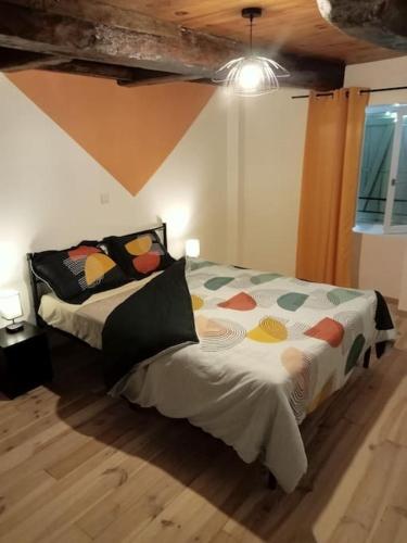 Un dormitorio con dos camas en una habitación. en Gite 6 personnes à Alrance, en Alrance