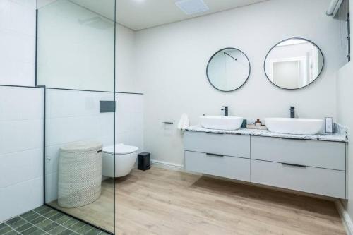 Ένα μπάνιο στο Modern Central 1 BR Apartment