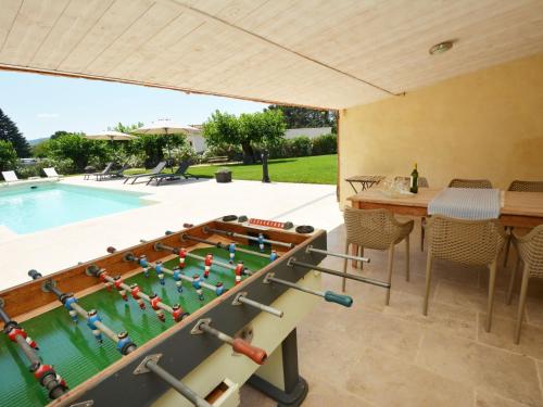 une table de billard avec une partie de snooker dans l'établissement Apartment Le Mas des Trois Anges-1 by Interhome, à Saint-Denis