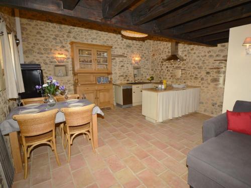 une cuisine et un salon avec une table et des chaises dans l'établissement Apartment Le Mas des Trois Anges-1 by Interhome, à Saint-Denis