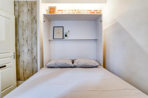 une petite chambre avec un lit dans le coin dans l'établissement Le studio Duret II, à Paris