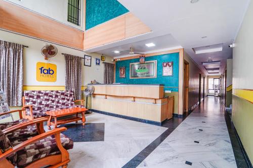 哥印拜陀FabHotel ESS Paradise - Nr Bus stand的医院的候诊室