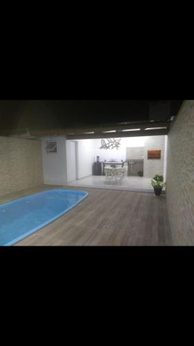 a large room with a swimming pool in a building at Casa com Piscina e Ar Condicionado in Imbé