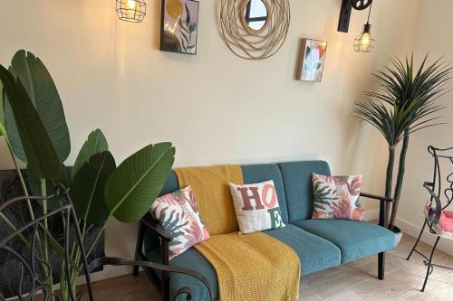 un salon avec un canapé bleu avec des oreillers dans l'établissement Spacious duplex near the city center of Cannes, à Cannes