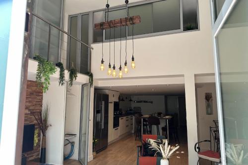 un couloir d'une maison avec une salle à manger et une cuisine dans l'établissement Spacious duplex near the city center of Cannes, à Cannes