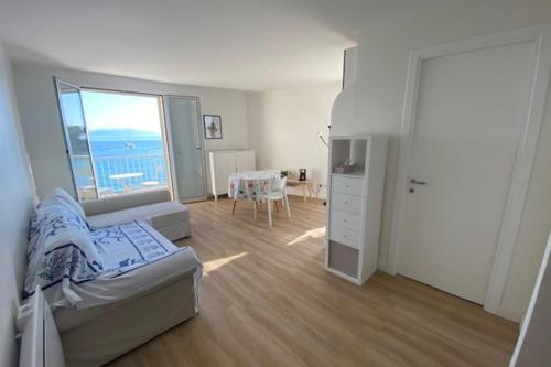 Photo de la galerie de l'établissement T2 with balconies stunning sea views, à Antibes