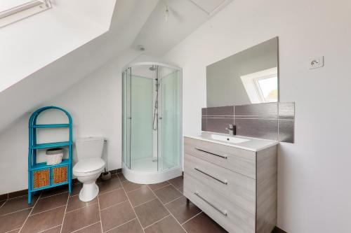 une salle de bain avec toilettes et douche en verre dans l'établissement 1km de la plage, maison neuve avec jardin pour 4, à Sarzeau