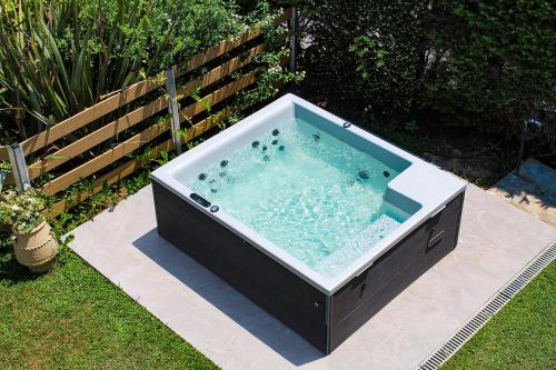 Bazén v ubytovaní Artemisia Villa with Outdoor Hot Tub, Sani Luxury Villas collection alebo v jeho blízkosti