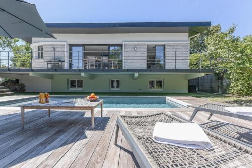 une villa avec piscine et une maison dans l'établissement Villa Violette - Piscine privée, à Gujan-Mestras