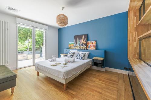 - une chambre avec des murs bleus et un lit dans l'établissement Villa Violette - Piscine privée, à Gujan-Mestras