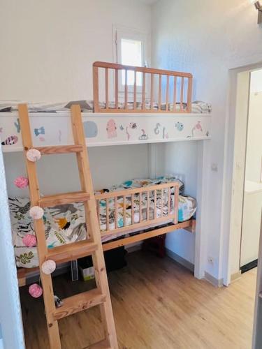 une chambre avec deux lits superposés et une échelle dans l'établissement Saint Maurice -T2 accès privé mer YourHostHelper, à Palavas-les-Flots