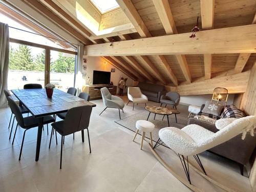 un salon avec une table et des chaises dans l'établissement Appartement 3 pièces, 4-6 pers., Combloux, proche remontées mécaniques - FR-1-597-178, à Combloux