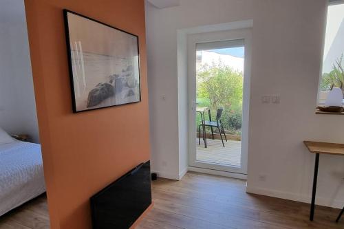 a room with a bed and a picture on the wall at Le P'tit Patio, Terrasse privative. in Lanester