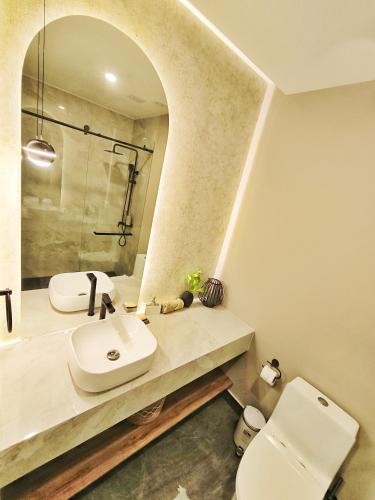 a bathroom with a sink and a toilet at Republica del Salvador Coliving Ecuador XOE in Quito
