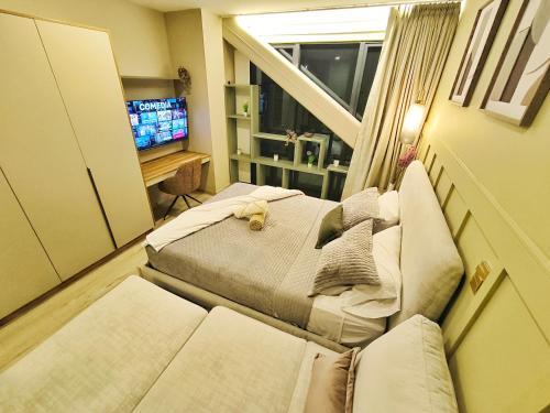 a small room with a bed and a television at Republica del Salvador Coliving Ecuador XOE in Quito