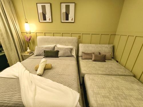two twin beds in a room with two at Republica del Salvador Coliving Ecuador XOE in Quito