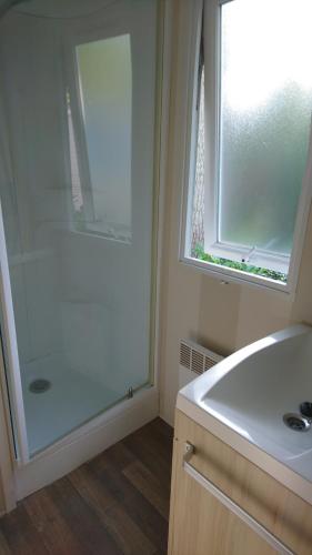 une salle de bain avec douche et lavabo dans l'établissement 45mn de Paris-Mobilhome pour familles et travail-B57, à Saint-Chéron