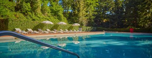 - une piscine avec des chaises et un bouquet d'eau dans l'établissement 45mn de Paris-Mobilhome pour familles et travail-B57, à Saint-Chéron