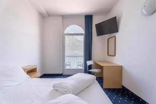 Postel nebo postele na pokoji v ubytování Lake Hotel Ifigenia