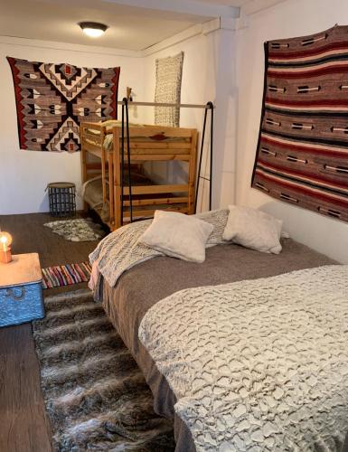- une chambre avec un lit et un bureau sur le mur dans l'établissement Wildust ranch, à Le Soulié