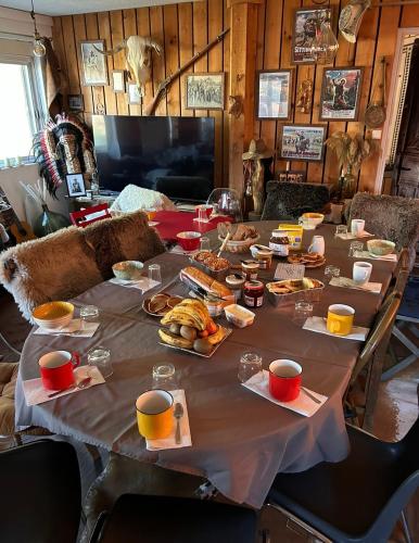 - une longue table avec de la nourriture dans une pièce dans l'établissement Wildust ranch, à Le Soulié