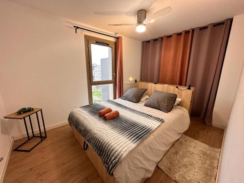 une chambre avec un grand lit avec une fenêtre dans l'établissement Charmant Duplex Moderne à la Bastide - Un Havre de Confort à Bordeaux, à Bordeaux