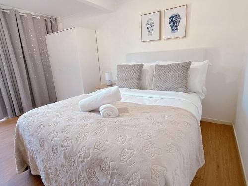 a bedroom with two beds with white blankets and pillows at Comfy unit near Garden City Westfield Street Parking in Brisbane