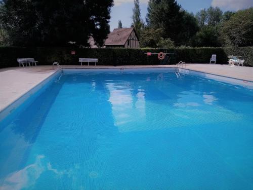 - une grande piscine d'eau bleue dans la cour dans l'établissement Cabourg agréable T2 résidence calme - Terrasse 20m2 - Animaux bienvenus, à Cabourg