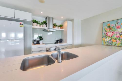 Dapur atau dapur kecil di Luxury in Litchfield Street - Heart of the CBD