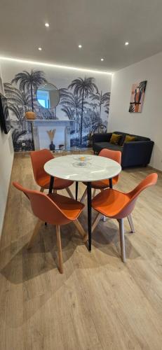 une table et des chaises dans un salon dans l'établissement Casa di missia, à Sartène