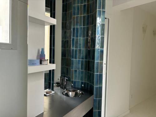 Photo de la galerie de l'établissement Modern & Charming Design Apartment - Near Père Lachaise, à Paris