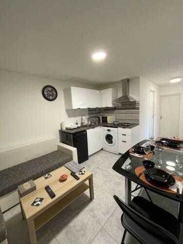 une petite cuisine avec une table et un comptoir sidx sidx sidx sidx dans l'établissement Agréable et spacieux appartement, à Schiltigheim