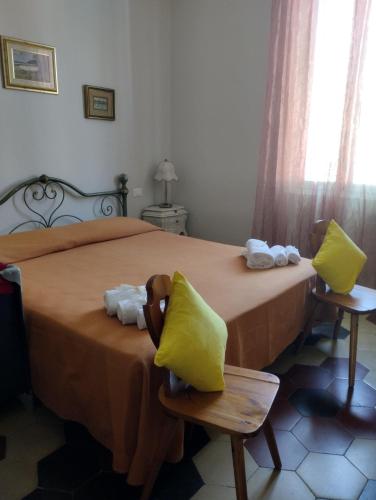 a bedroom with a large bed with two towels at Bilocale per vacanze a Vada in Vada