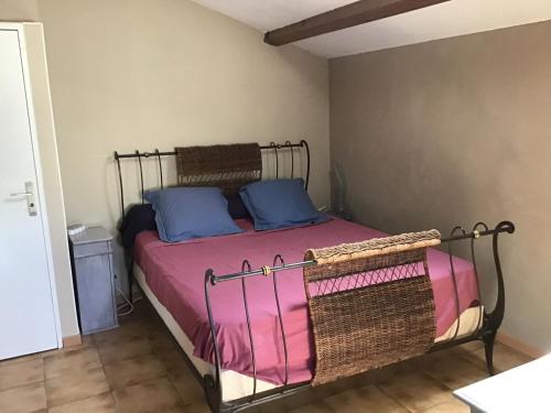 - une chambre avec un lit doté d'oreillers roses et bleus dans l'établissement LA CALMERAIE, à Villeneuve-Loubet