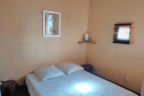 une chambre avec un lit et un tableau au mur dans l'établissement Nice T3 with balcony and sea view, au Barcarès