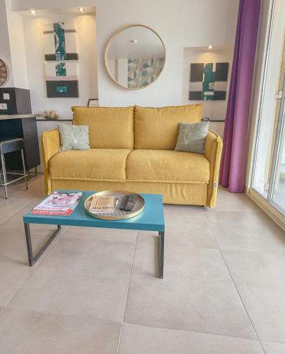 un salon avec un canapé et une table dans l'établissement Le Bobillot By ApiRent #Central #Terrasse #Wifi #Clim, à Cannes
