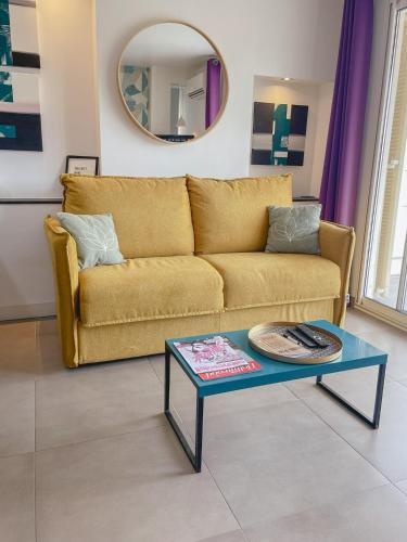 un salon avec un canapé et une table dans l'établissement Le Bobillot By ApiRent #Central #Terrasse #Wifi #Clim, à Cannes