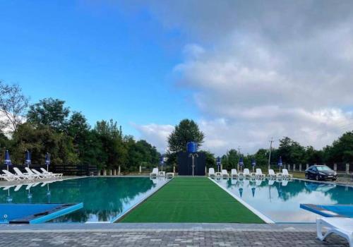 Bazén v ubytování Spa Hotel Alpin nebo v jeho okolí