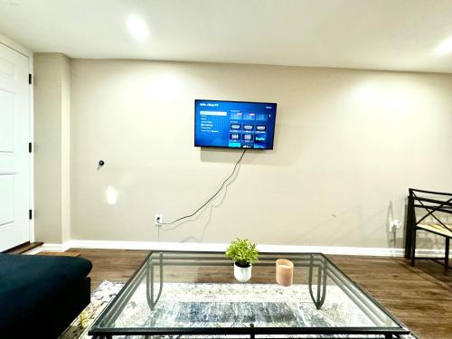 a living room with a tv on a wall at Apartment Free Parking Quiet in Philadelphia