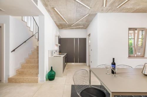 a kitchen and dining room with a table and chairs at Villa Calma in Šivati