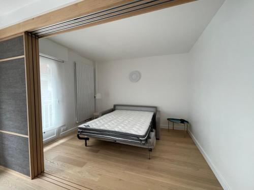 une chambre avec un lit dans le coin d'une pièce dans l'établissement Dolce Vita - Calme et central - Trocadero, à Paris